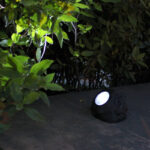 Lámpara solar para patio y exteriores con diseño de piedra artificial - Imagen 2
