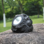 Lámpara solar para patio y exteriores con diseño de piedra artificial - Imagen 3