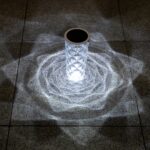 Lámpara solar de jardín con luz LED en forma de rosa y cristal que cambia entre 10 colores; crea un ambiente romántico con efecto de proyección de diamante. - Imagen 4