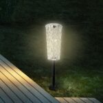 Lámpara solar de jardín con luz LED en forma de rosa y cristal que cambia entre 10 colores; crea un ambiente romántico con efecto de proyección de diamante.