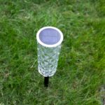 Lámpara solar de jardín con luz LED en forma de rosa y cristal que cambia entre 10 colores; crea un ambiente romántico con efecto de proyección de diamante. - Imagen 7