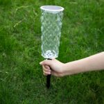Lámpara solar de jardín con luz LED en forma de rosa y cristal que cambia entre 10 colores; crea un ambiente romántico con efecto de proyección de diamante. - Imagen 3